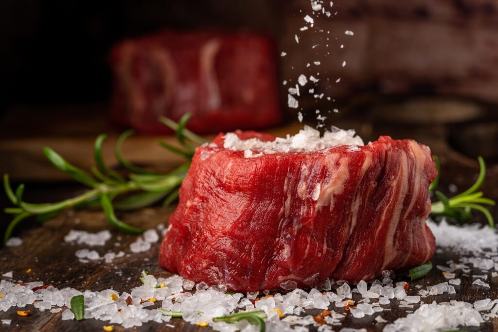 sal caindo na carne crua Carne vermelha