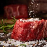 sal caindo na carne crua Carne vermelha