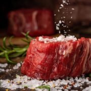 Saupoudrer du sel sur de la viande crue viande rouge