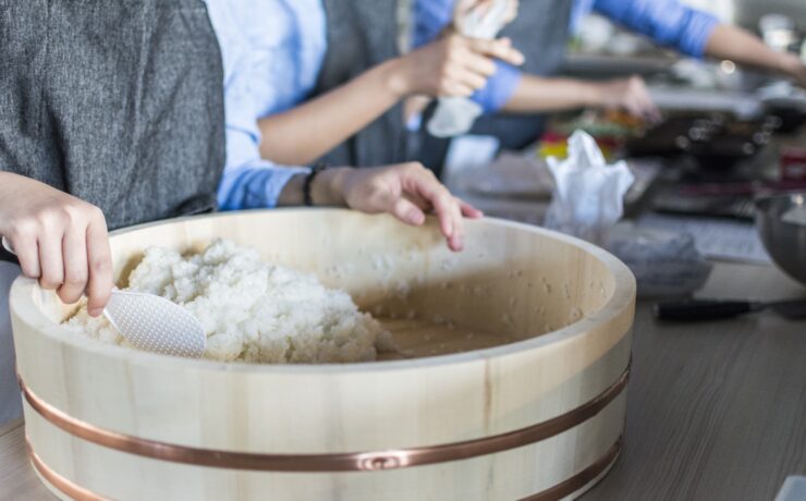 Personne tenant une louche en plastique blanc avec du riz