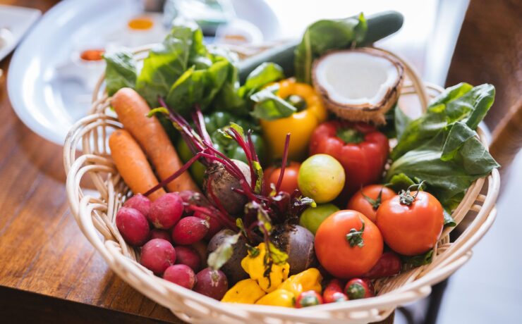 cesta com legumes e verduras variados