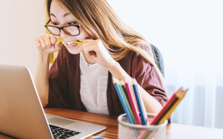 mujer estresada mordiendo un lápiz