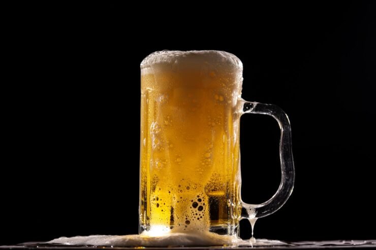 caneca de cerveja de vidro transparente com cerveja