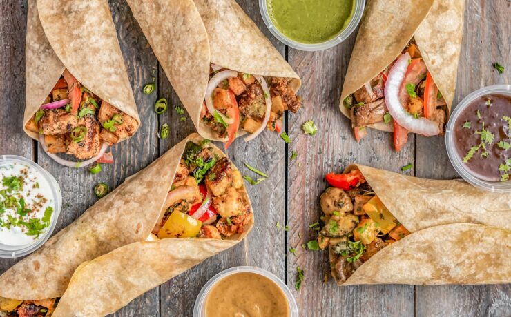 variedade de tortillas mexicanas sobre uma mesa de madeira