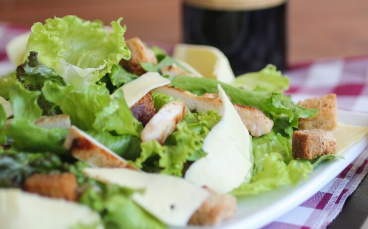 salada com frango alface croutons e lascas de parmesão