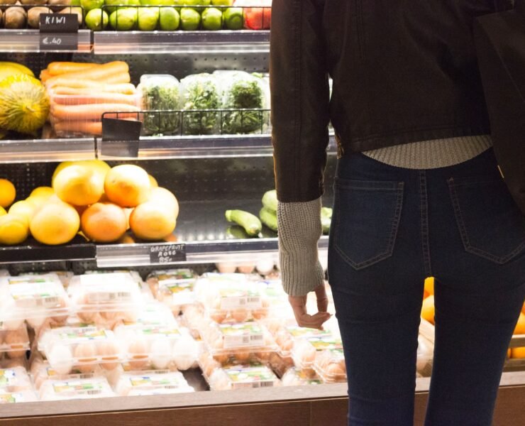 femme debout devant une épicerie de légumes et de fruits supermarché