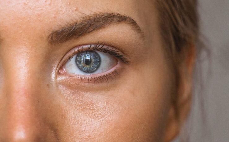 close-up photo of persons eye