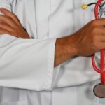 médico segurando um estetoscópio