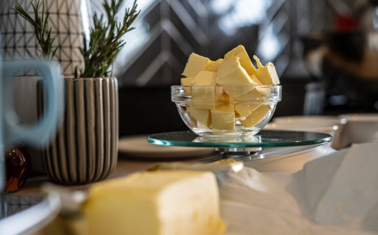 beurre sur assiette en céramique verte et blanche