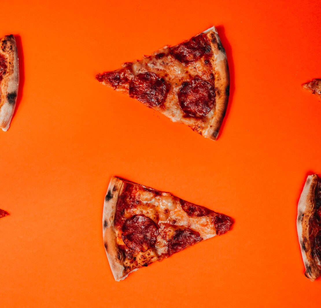 Pizza de fragmentos de piedra marrón y blanco