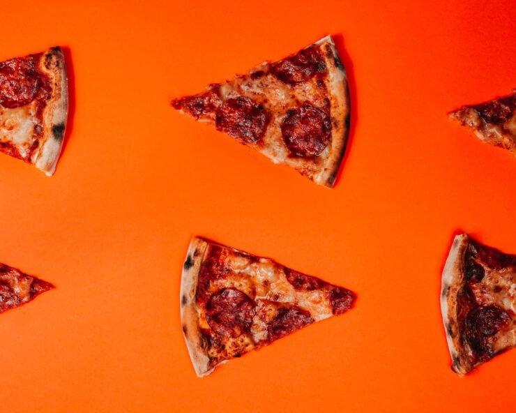 Pizza de fragmentos de piedra marrón y blanco