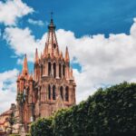 Edifício de concreto marrom sob o céu azul SAN MIGUEL DE ALLENDE México