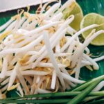 um close-up de um prato de comida de brotos em uma mesa