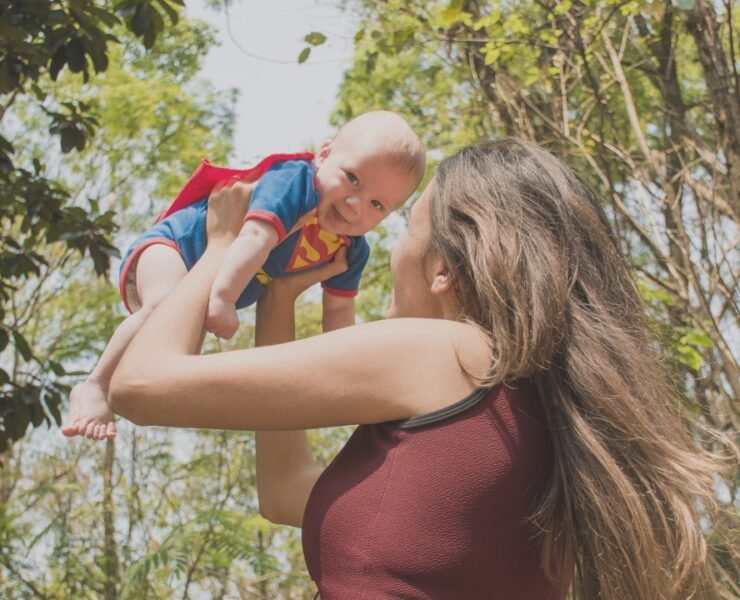 mãe criança superman menina