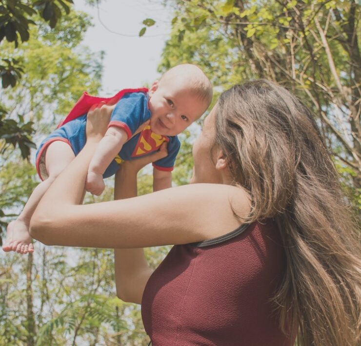 mãe criança superman menina