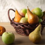 maçãs verdes e amarelas na cesta tecida marrom pera maçã frutas