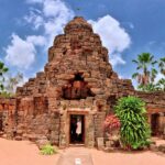 edifício de concreto marrom perto de palmeira verde sob o céu azul durante o dia Angkor camboja