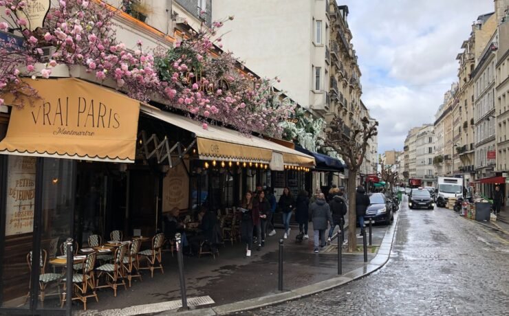 uma rua de paris com seus cafés
