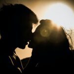 casal se beijando ao por do sol