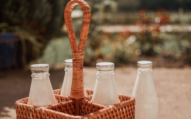 garrafas de leite de vidro transparente em uma cesta