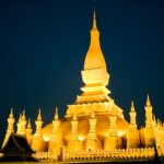um grande prédio branco com um relógio ao lado LUANG PRABANG laos ásia