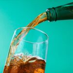 bebida derramada em um copo de bebida transparente