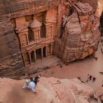 pessoas andando na montanha rochosa marrom durante o dia petra jordânia