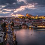 horizonte da cidade perto do corpo de água à noite praga
