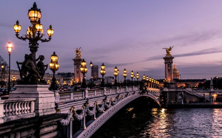 ponte Alexandre III em Paris durante a noite