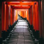corredor de madeira vermelho e preto kyoto japão