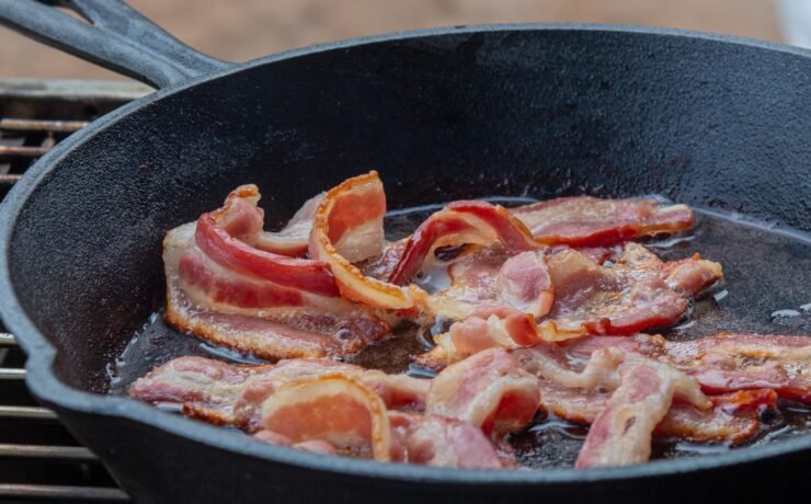 bacon fritando em uma frigideira de ferro