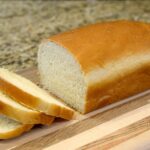 pão integral na tábua de madeira pão branco