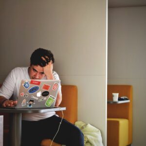 cara homem camisa branca camiseta escritório computador laptop fadiga estresse