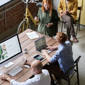 escritório pessoas balconistas computador de trabalho