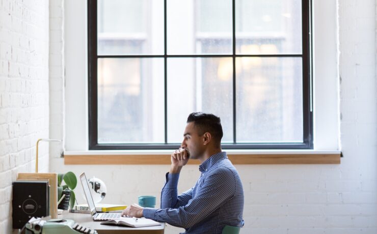 ragazzo uomo camicia ufficio lavoro lavorare