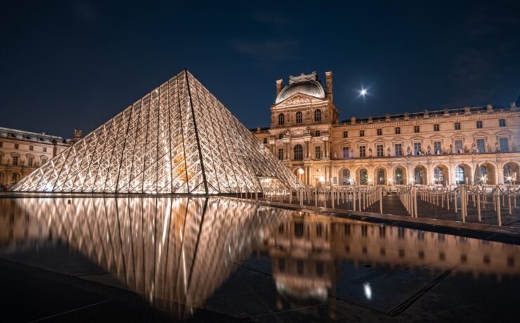 museu do Louvre e pirâmide durante a noite