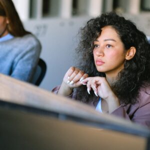 escritório trabalho mulher dúvida solidão