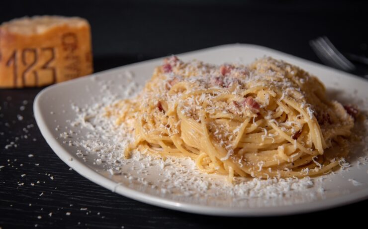 piatto di pasta su piatto di ceramica bianca pasta alla carbonara roma italia