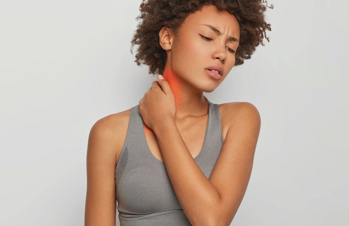 mulher inflamação dor no pescoço