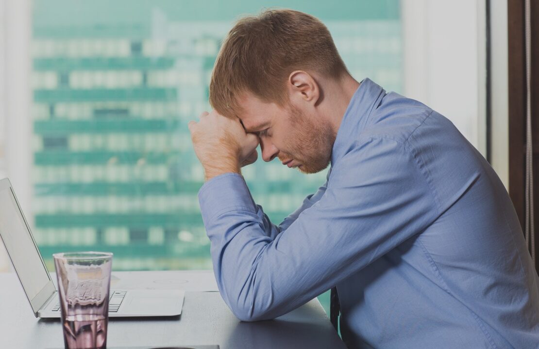 Escritório de empregado trabalhador triste cansado