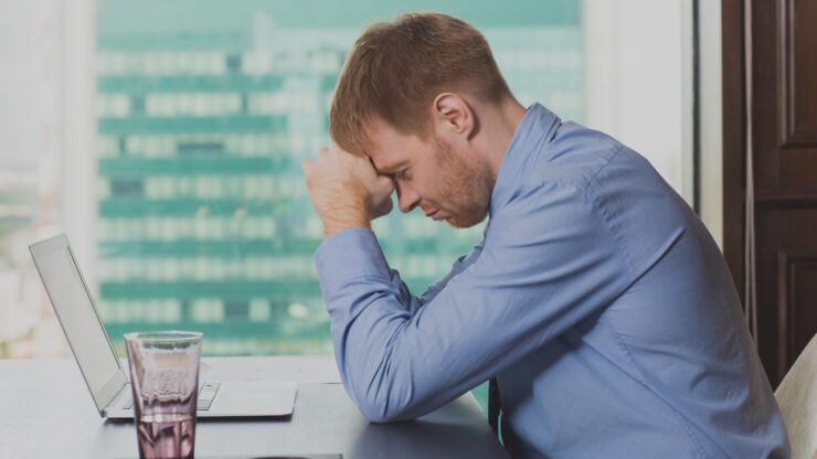 Escritório de empregado trabalhador triste cansado