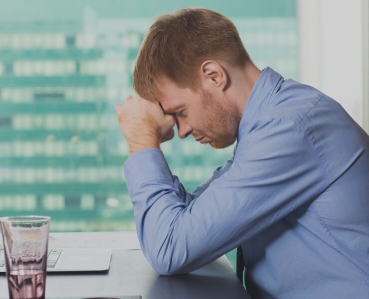 Escritório de empregado trabalhador triste cansado