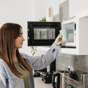 microondas forno menina mulher vidro copo cozinhando comida