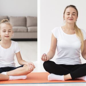 mãe filha meditação respiração sala de estar juntos ensino compartilhar educação