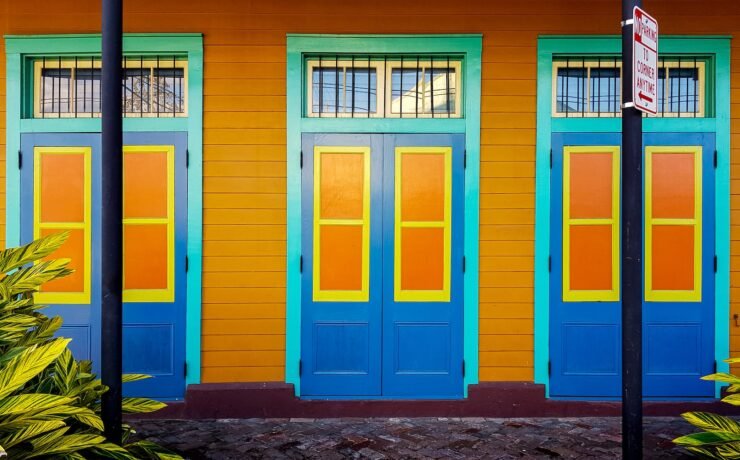 Casa com três portas lado a lado super coloridas