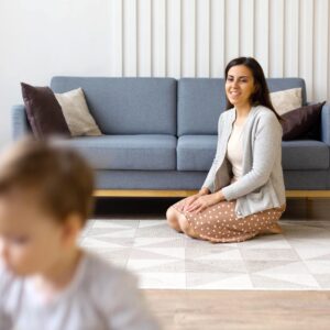 sofá, mulher, menina, filha, mãe, sala de estar