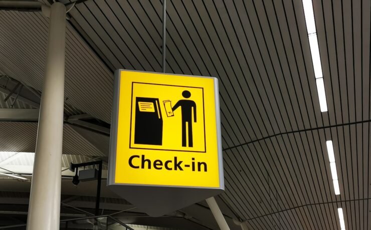 aeroporto de check-in de sinal de não fumar amarelo e preto