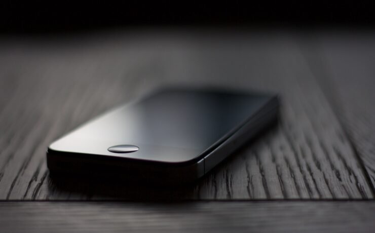 fotografia de foco raso de smartphone iPhone 5s cinza espacial desligado