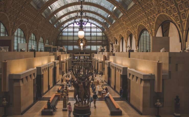 interior do museu d'orsay em paris