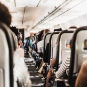 pessoas sentadas dentro de um avião